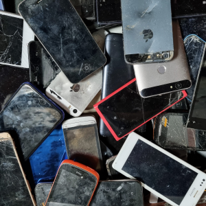 Mobilní telefony dotykové bez baterie