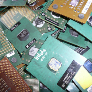 Procesory plastové zelené a hnědé pertinax