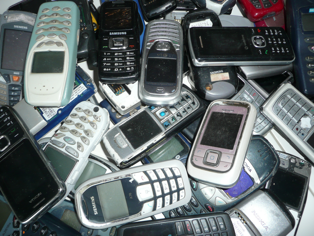 Mobilní telefony bez baterie tlačítkové