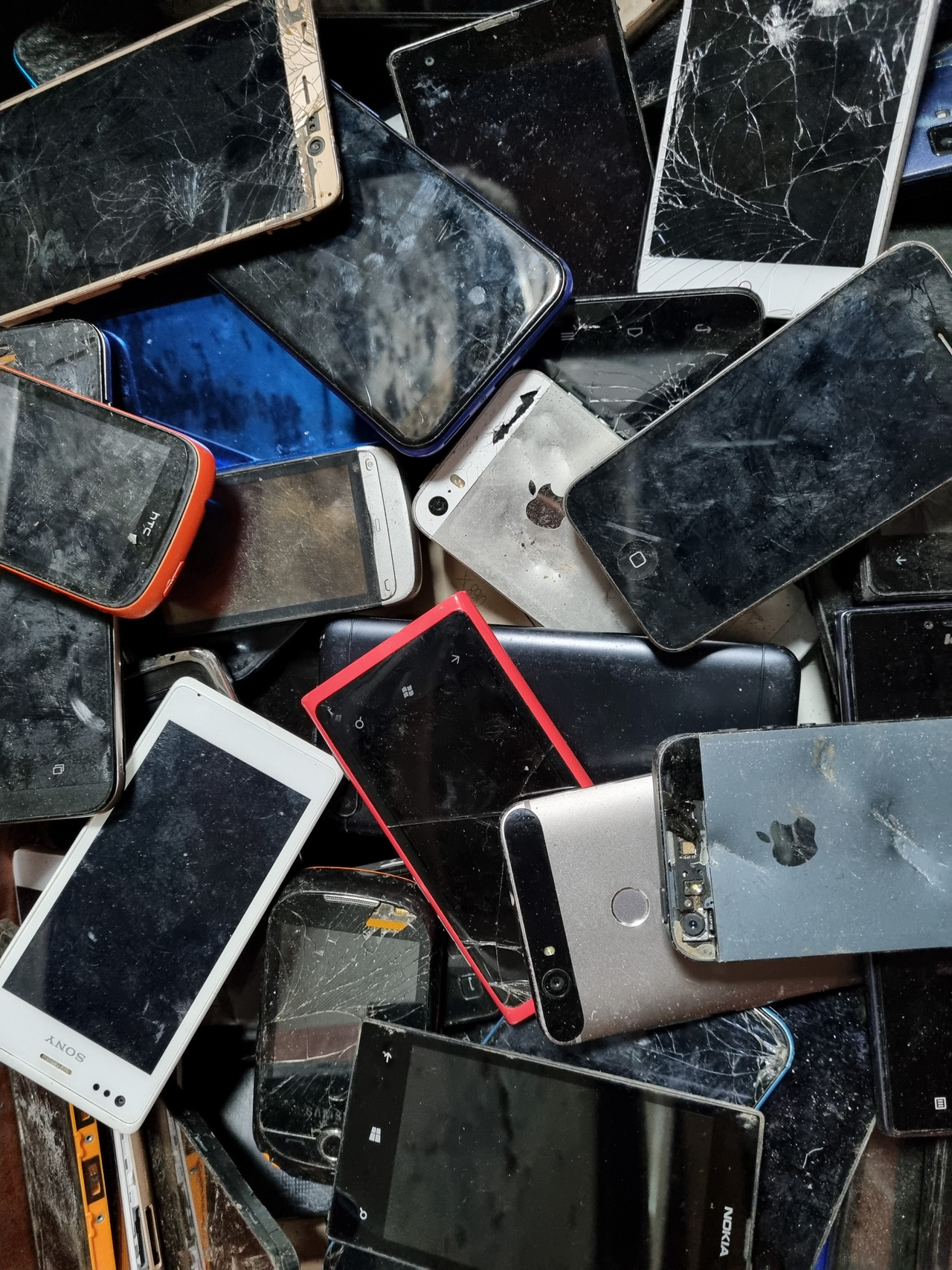 Mobilní telefony dotykové bez baterie