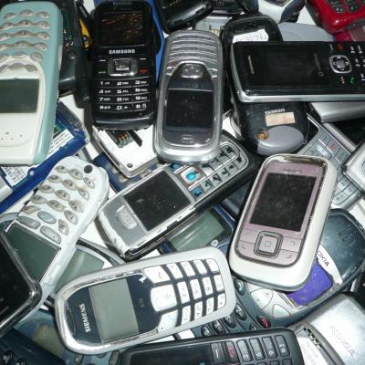 Mobilní telefony bez baterie tlačítkové